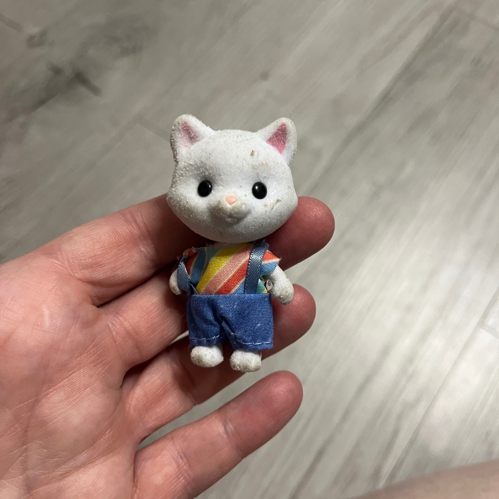 Honey Bee Acres White Cat Toy Fair